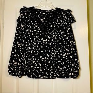 SHEWIN Long Sleeve Size M Black and White Lace V Neck NEW in Bag‎ no tags